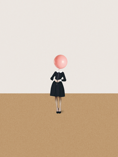 Eine Frau in einem schwarzen Kleid mit einem pinken Ballon als Kopf auf einem minimalistischen Hintergrund.