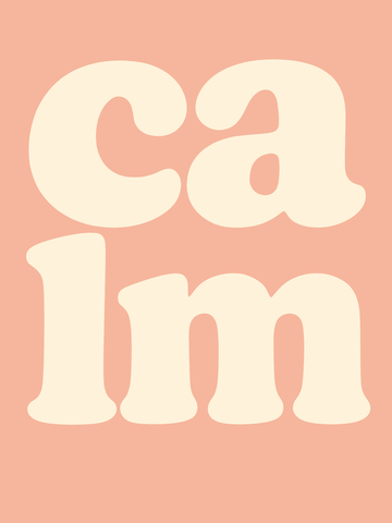 Grafik mit dem Wort "Calm" in großen, beigen Buchstaben auf pfirsichfarbenem Hintergrund.