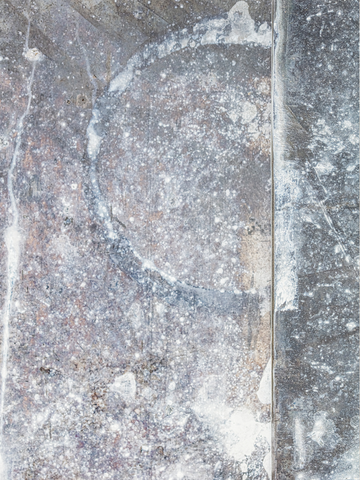 Abstrakte Darstellung von verwittertem Beton mit weißen und grauen Sprenkeln.