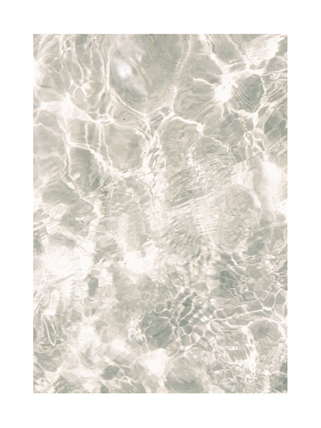 Fotografie von Wasser mit Lichtreflexionen in Beige.