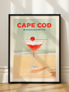 Grafik eines roten Cocktails mit einer Kirsche am Strand und dem Text "Cape Cod Massachusetts".