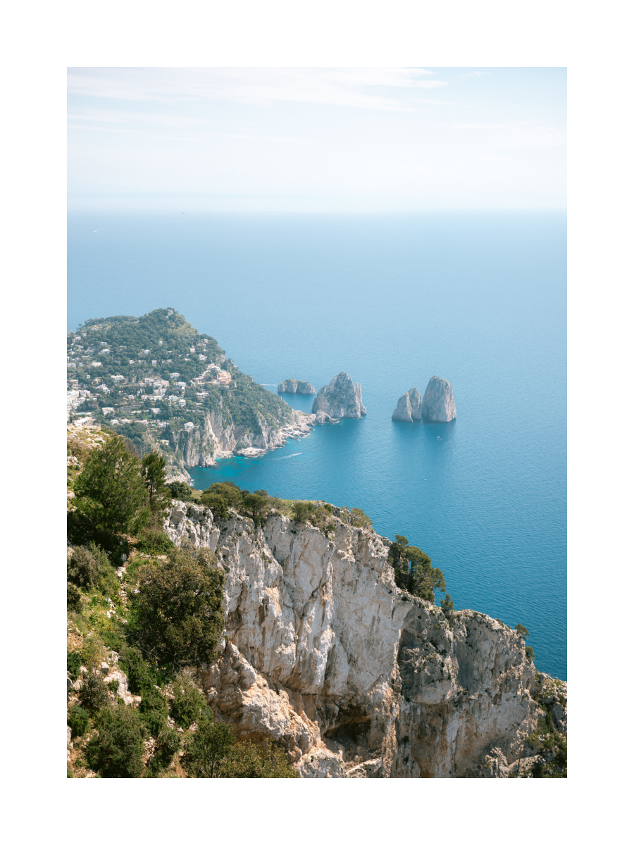 Fotografie der Insel Capri mit Klippen und Meer in Italien.