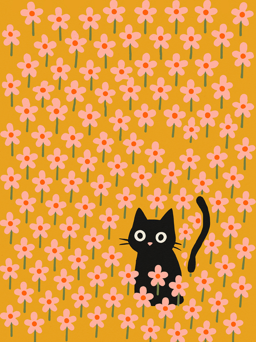 Schwarze Katze in einem Feld aus rosa Blumen auf gelbem Hintergrund.