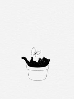 Illustration einer schwarzen Katze in einem Blumentopf mit einem Schmetterling auf hellgrauem Hintergrund.