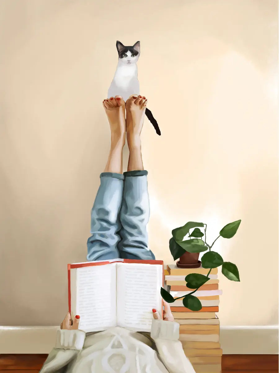 Frau liest ein Buch mit gestreckten Beinen, Katze sitzt auf ihren Füßen.