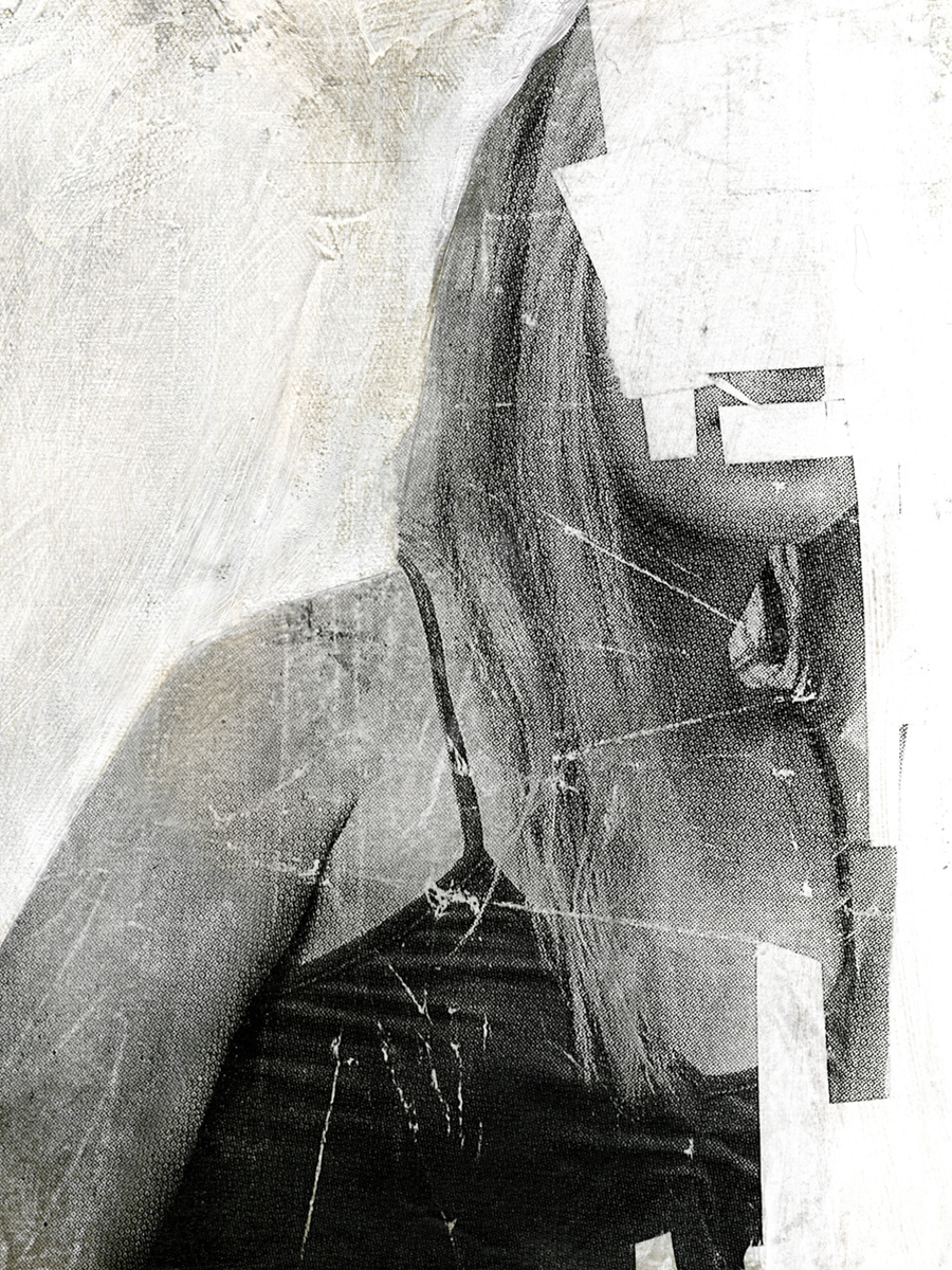 Eine Frau in einem schwarzen Trägertop mit durch weiße Farbe verdecktem Gesicht.