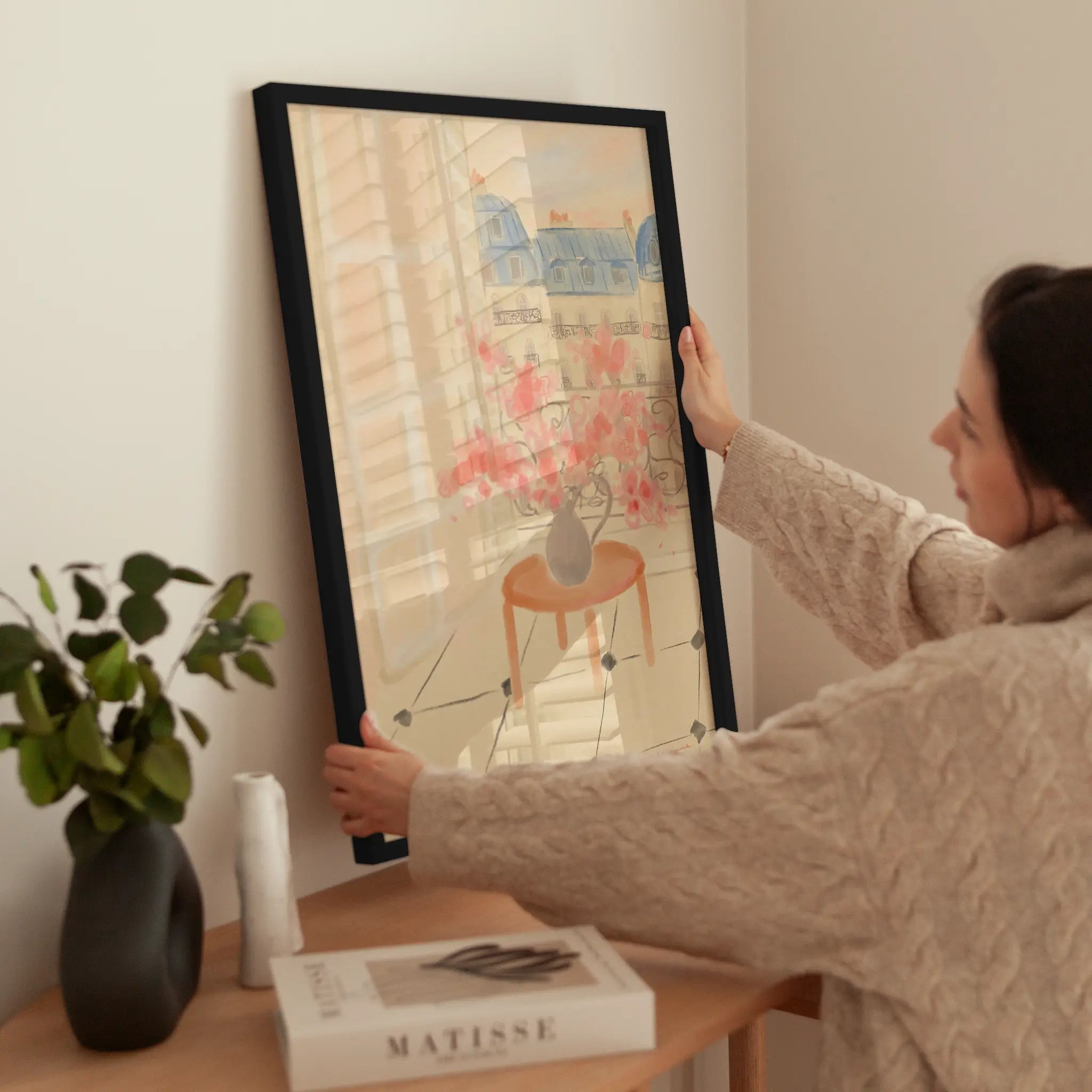 Cherry Blossoms In Parisian Apartment wird aufgehängt