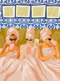Illustration von drei Frauen mit Sonnenbrillen und Handtüchern auf dem Kopf, die auf einem Bett sitzen und ihre Telefone halten, vor einer blau-weißen Wand mit Bildern.