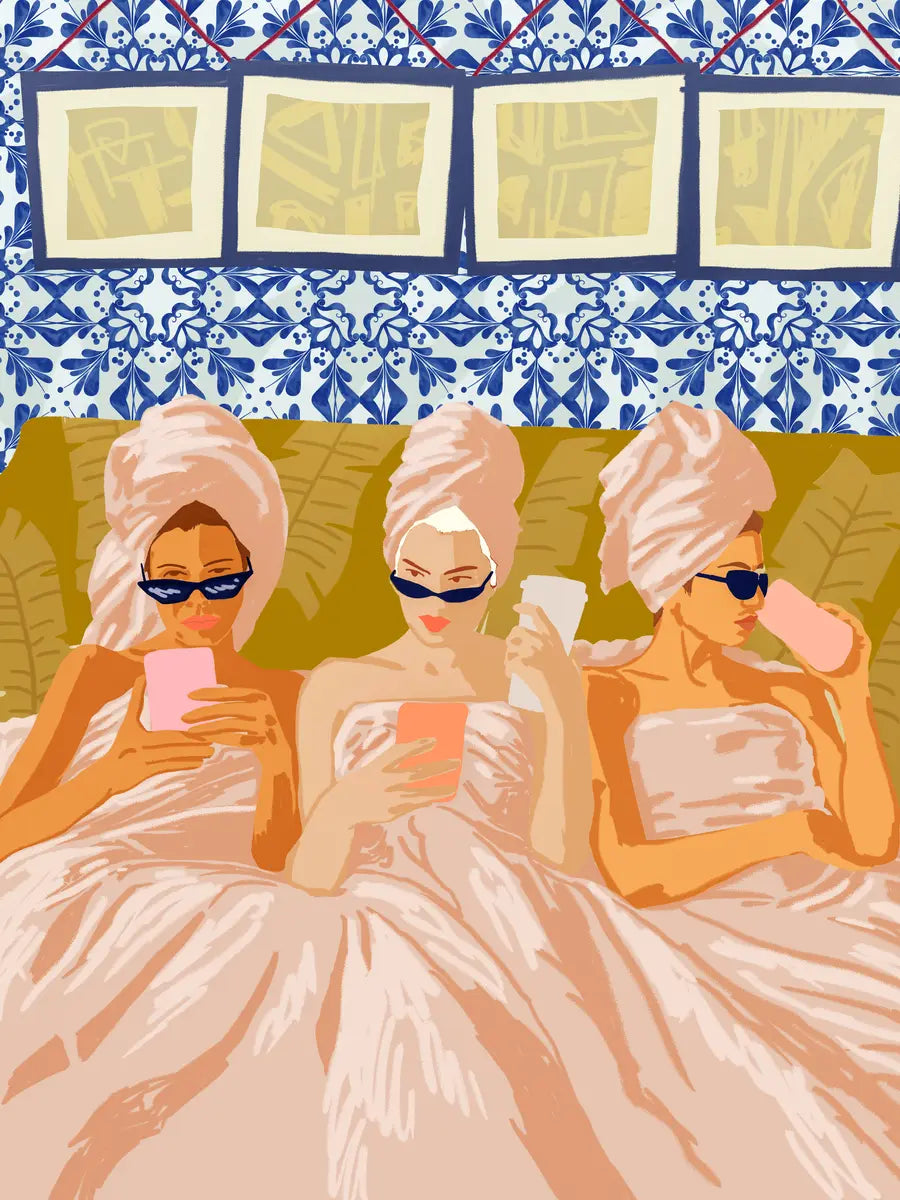 Illustration von drei Frauen mit Sonnenbrillen und Handtüchern auf dem Kopf, die auf einem Bett sitzen und ihre Telefone halten, vor einer blau-weißen Wand mit Bildern.
