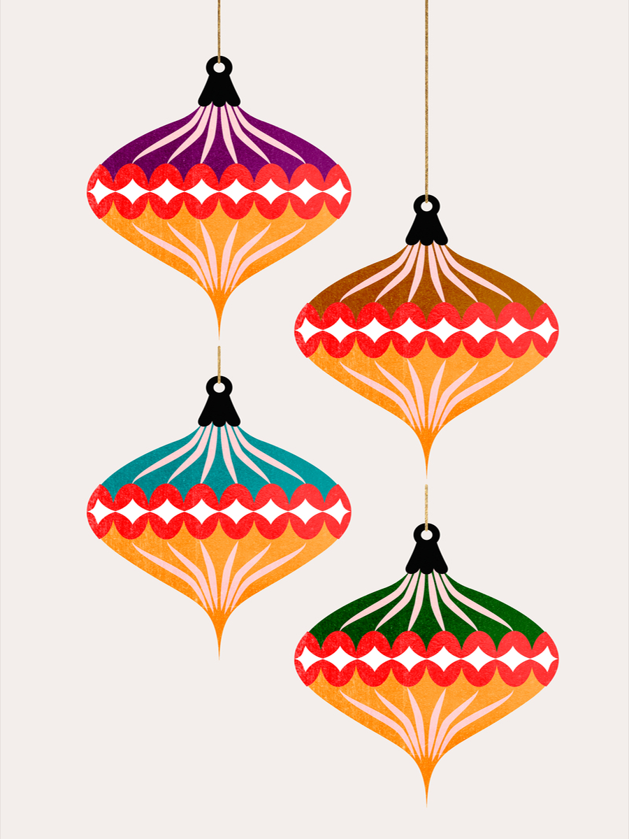 Poster mit bunten Weihnachtsornamenten an goldenen Fäden.