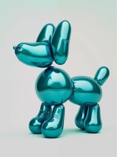 Ein Ballonhund in glänzendem Türkis vor einem hellen Hintergrund.