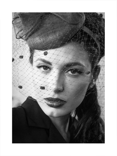 Schwarz-Weiß-Fotografie einer Frau mit Hut und Schleier.