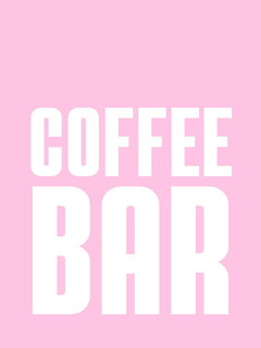 Textposter mit der Aufschrift "Coffee Bar" in Weiß auf rosa Hintergrund.