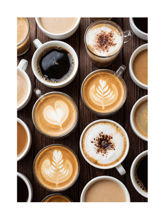 Verschiedene Kaffeetassen mit Latte Art auf einer Holzoberfläche.