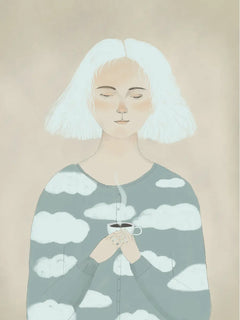 Illustration einer Frau mit geschlossenen Augen, die eine Tasse Kaffee hält, vor einem beigen Hintergrund.
