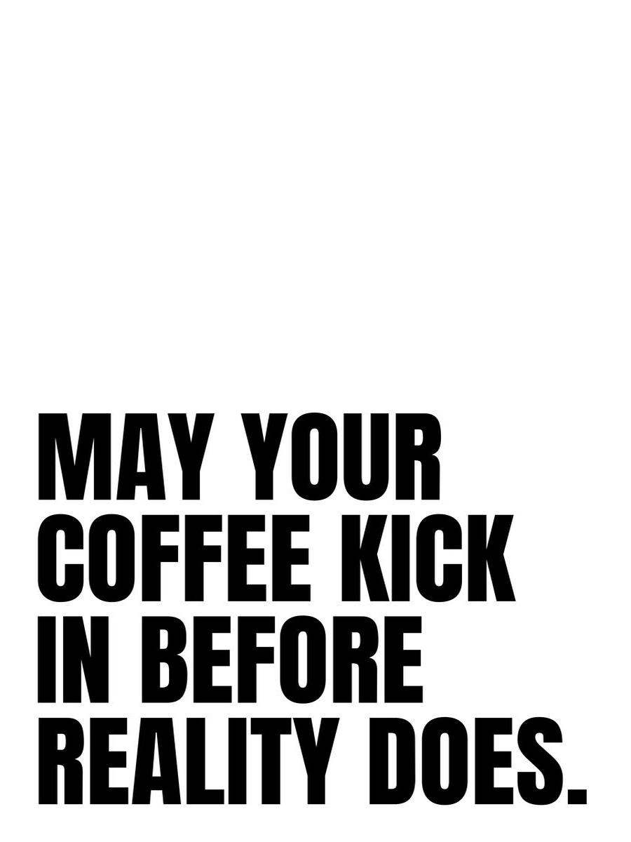 Typografie-Poster mit dem Text "May your coffee kick in before reality does" in Schwarz auf weißem Hintergrund.