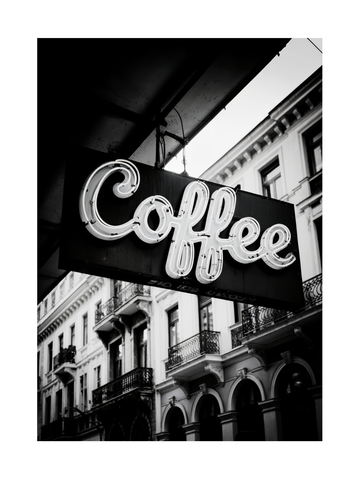 Schwarz-weißes Poster mit einem leuchtenden Coffee-Schild in einer Stadt.