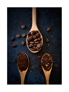 Drei Holzlöffel mit Kaffeebohnen, gemahlenem Kaffee und Kaffeepulver auf dunklem Hintergrund.