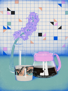 Illustration einer lila Blume in einer Vase neben einer Kaffeetasse und einer Kaffeekanne vor einem gemusterten Hintergrund.
