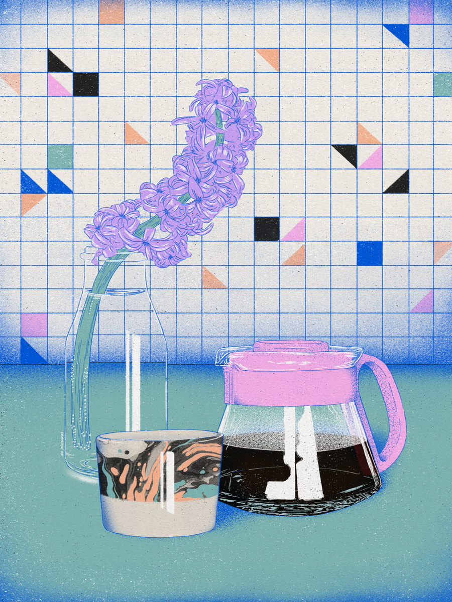 Illustration einer lila Blume in einer Vase neben einer Kaffeetasse und einer Kaffeekanne vor einem gemusterten Hintergrund.
