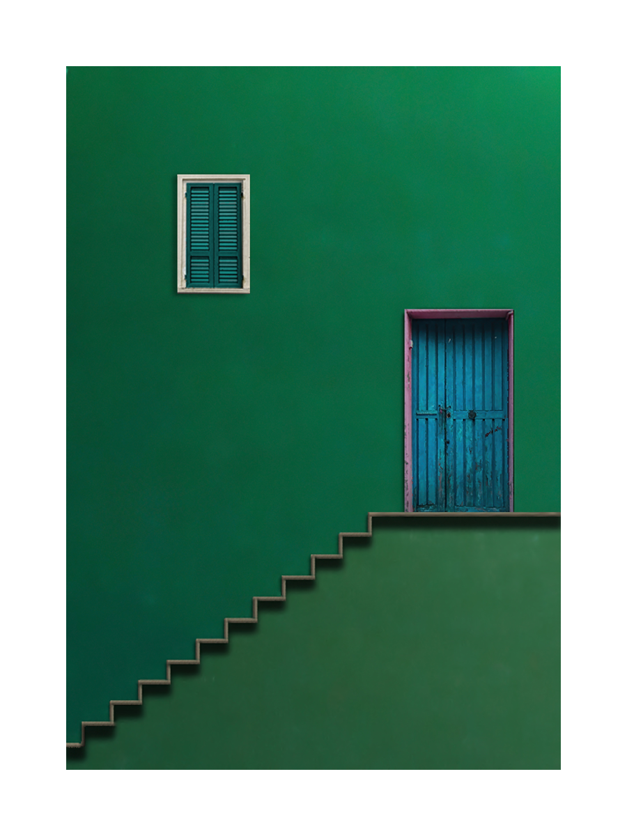Fotografie einer grünen Wand mit einer blauen Tür und einem Fenster mit schwarzen Stufen.