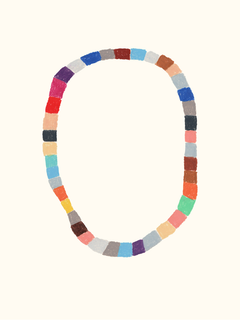 Illustration einer bunten Halskette auf beigem Hintergrund.