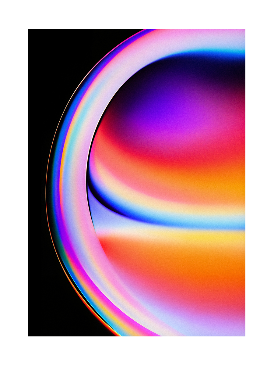 Abstrakte Darstellung eines Regenbogenfarben-Bogens auf schwarzem Hintergrund.
