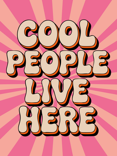 Typografie-Poster mit dem Text "Cool people live here" in Retro-Farben auf rosa Hintergrund.