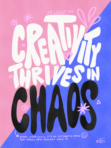 Grafik mit dem Zitat „At least my creativity thrives in chaos“ vor einem pink-blauen Hintergrund.
