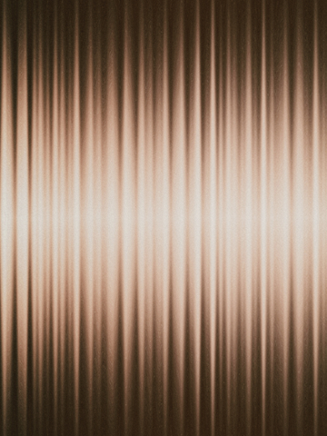 Abstrakte Darstellung von Vorhangtexturen in warmen Brauntönen mit vertikalen Linien.