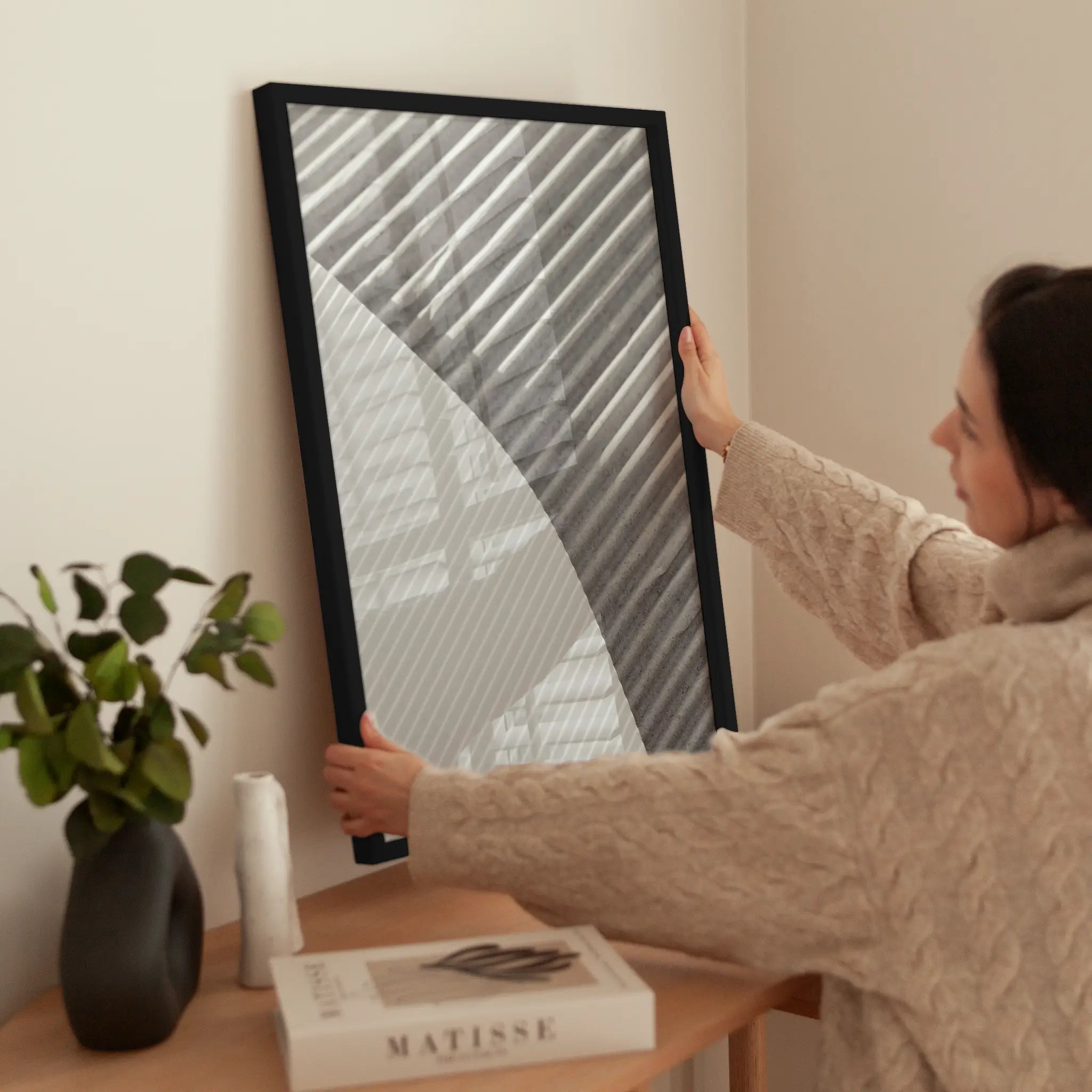 Curved Stripes wird aufgehängt