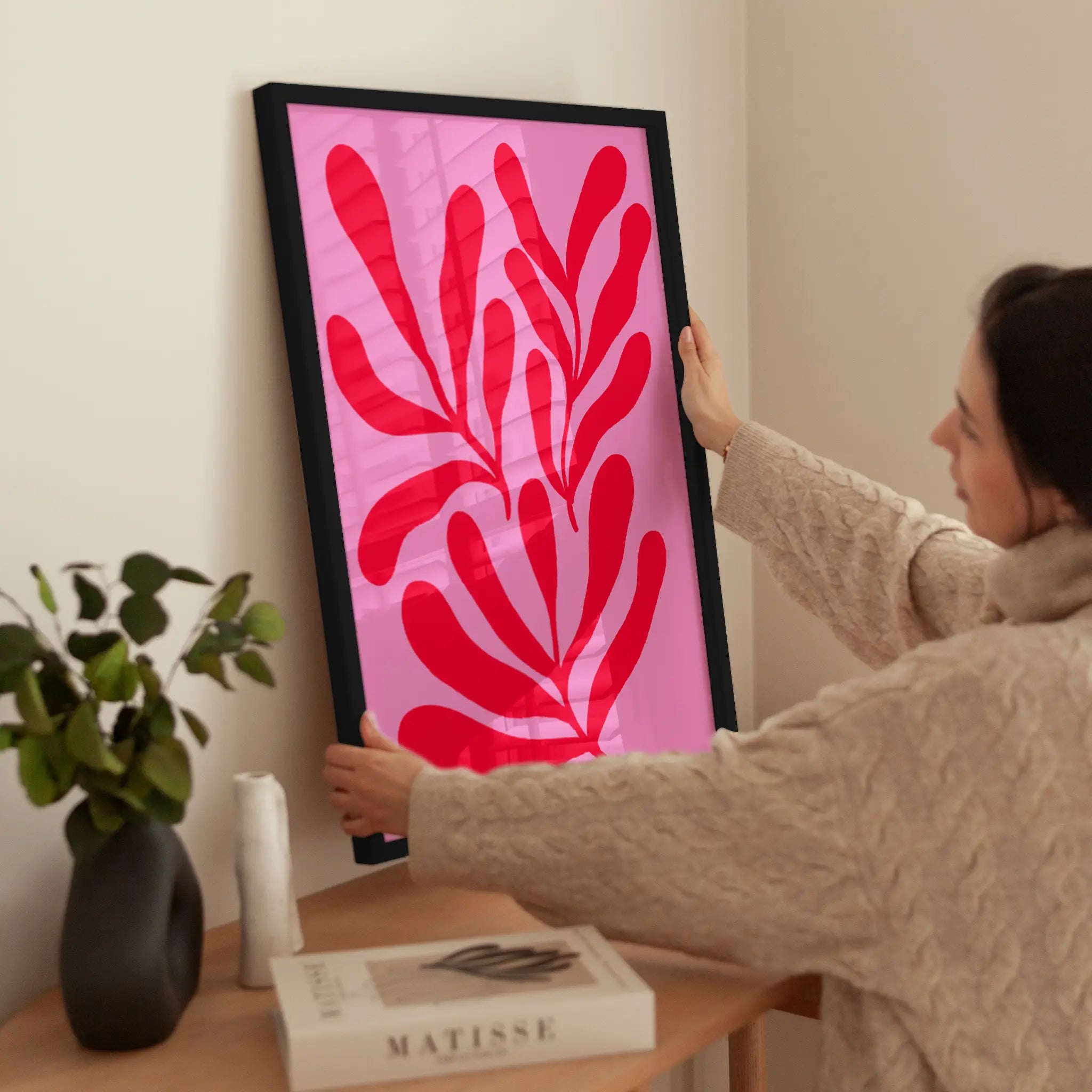 Cutout Botanical wird aufgehängt