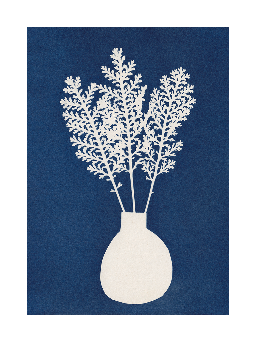 Ein weißer Blumenstrauß in einer weißen Vase vor einem blauen Hintergrund, erstellt mit der Cyanotypie-Technik.