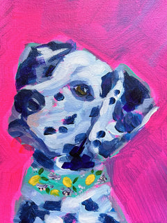 Ein Dalmatiner mit einem grünen Halsband vor einem rosa Hintergrund.