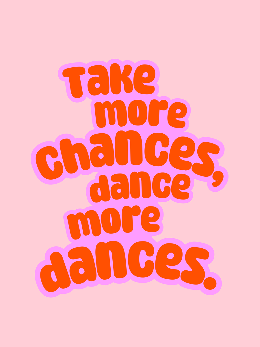 Grafische Illustration mit dem Zitat „Take more chances, dance more dances“ in Rot und Rosa auf hellrosa Hintergrund.