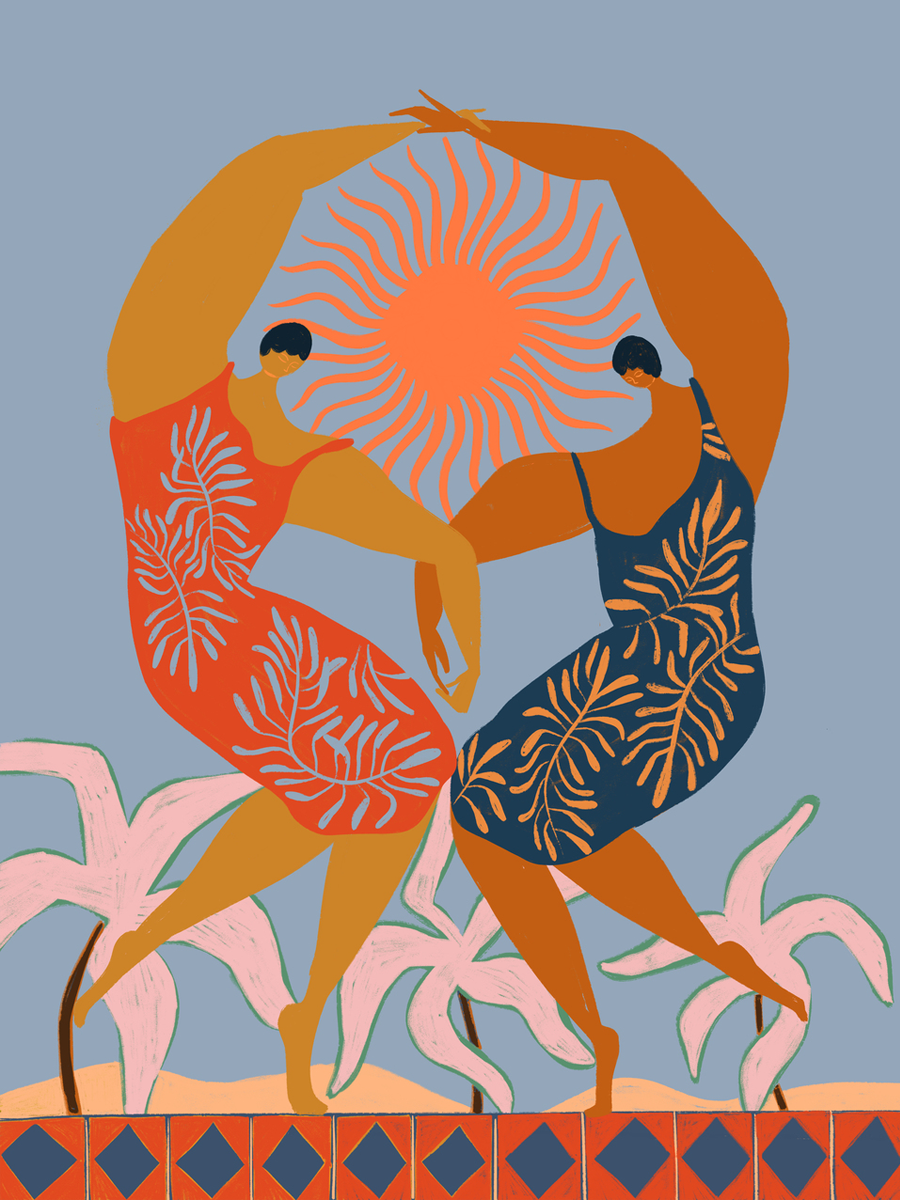 Zwei tanzende Frauen mit einem orangefarbenen Sonnenmotiv zwischen ihnen, Pflanzenmuster auf den Kleidern, rosa Pflanzen im Hintergrund und blauem Himmel.