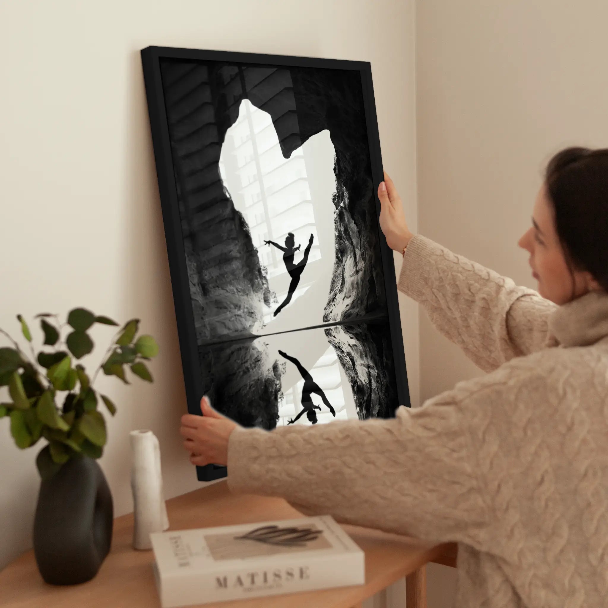 Dancer in Cave wird aufgehängt