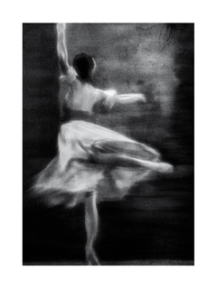 Schwarzweiß-Fotografie einer Ballerina in Bewegung mit Vintage-Look.