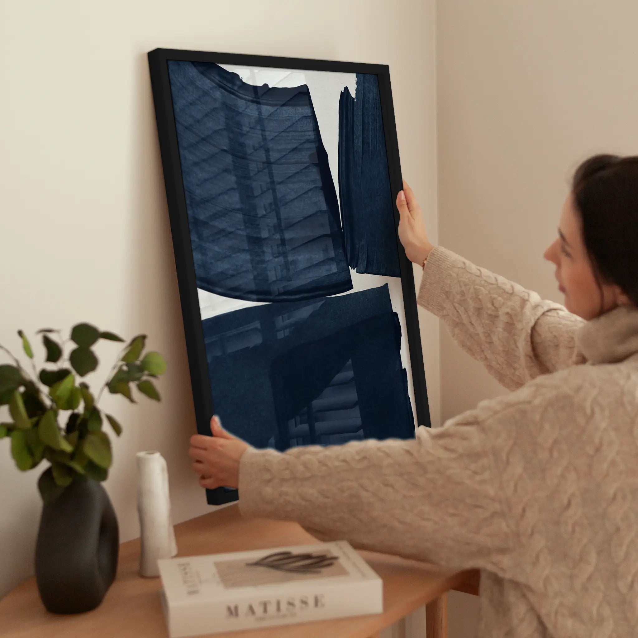 Dark Blue Strokes No1 wird aufgehängt