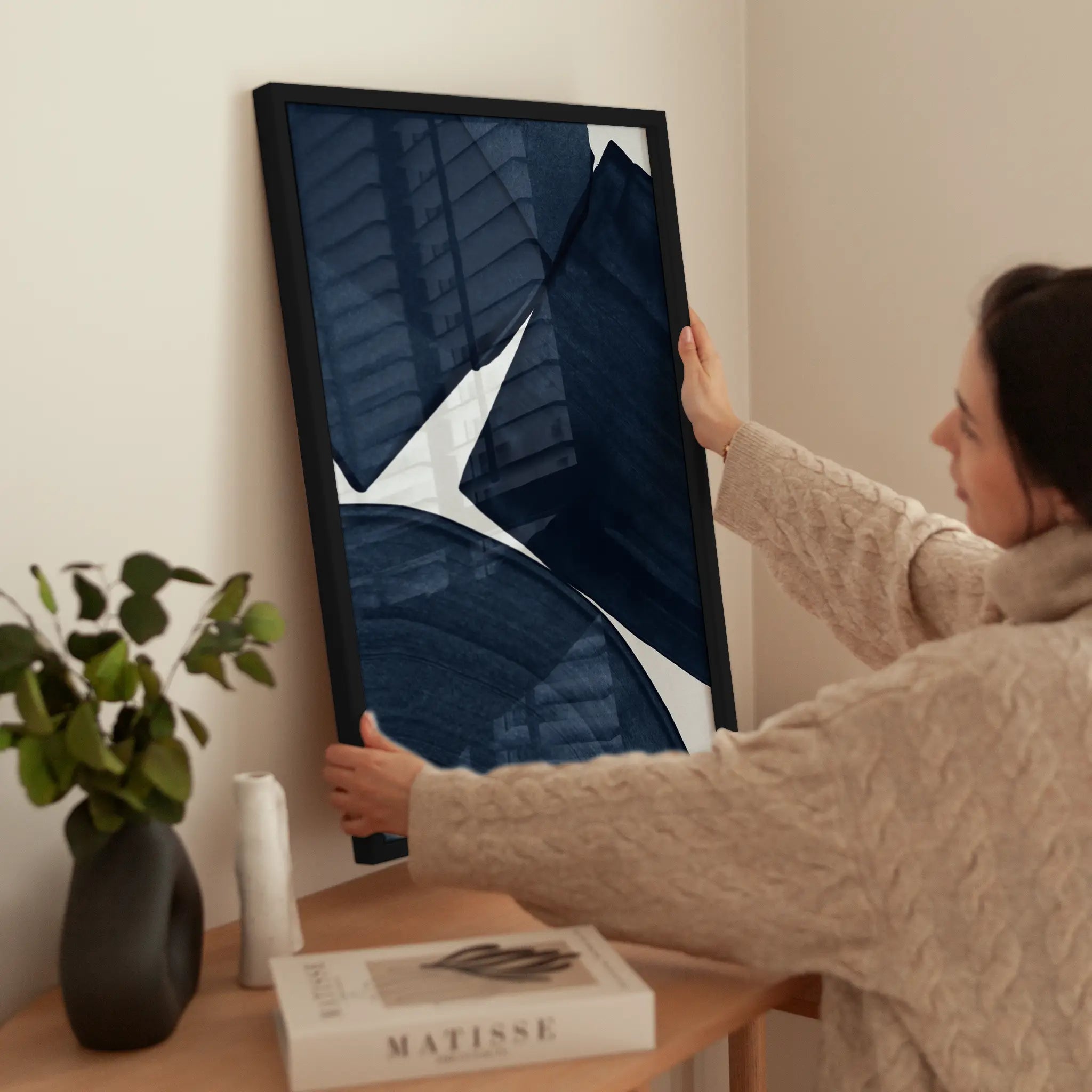 Dark Blue Strokes No2 wird aufgehängt