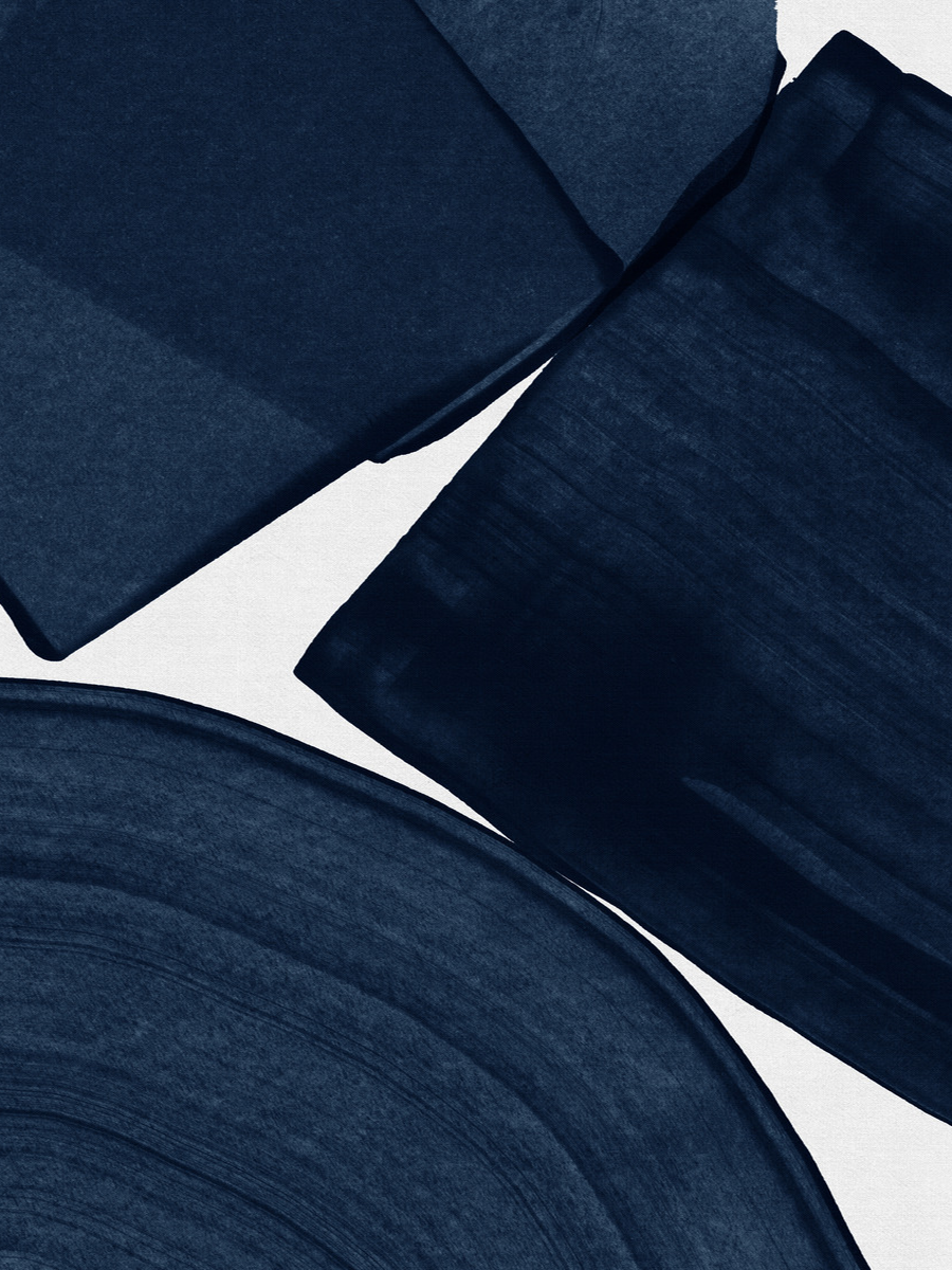 Abstrakte Kunst mit dunkelblauen Formen auf hellgrauem Hintergrund.