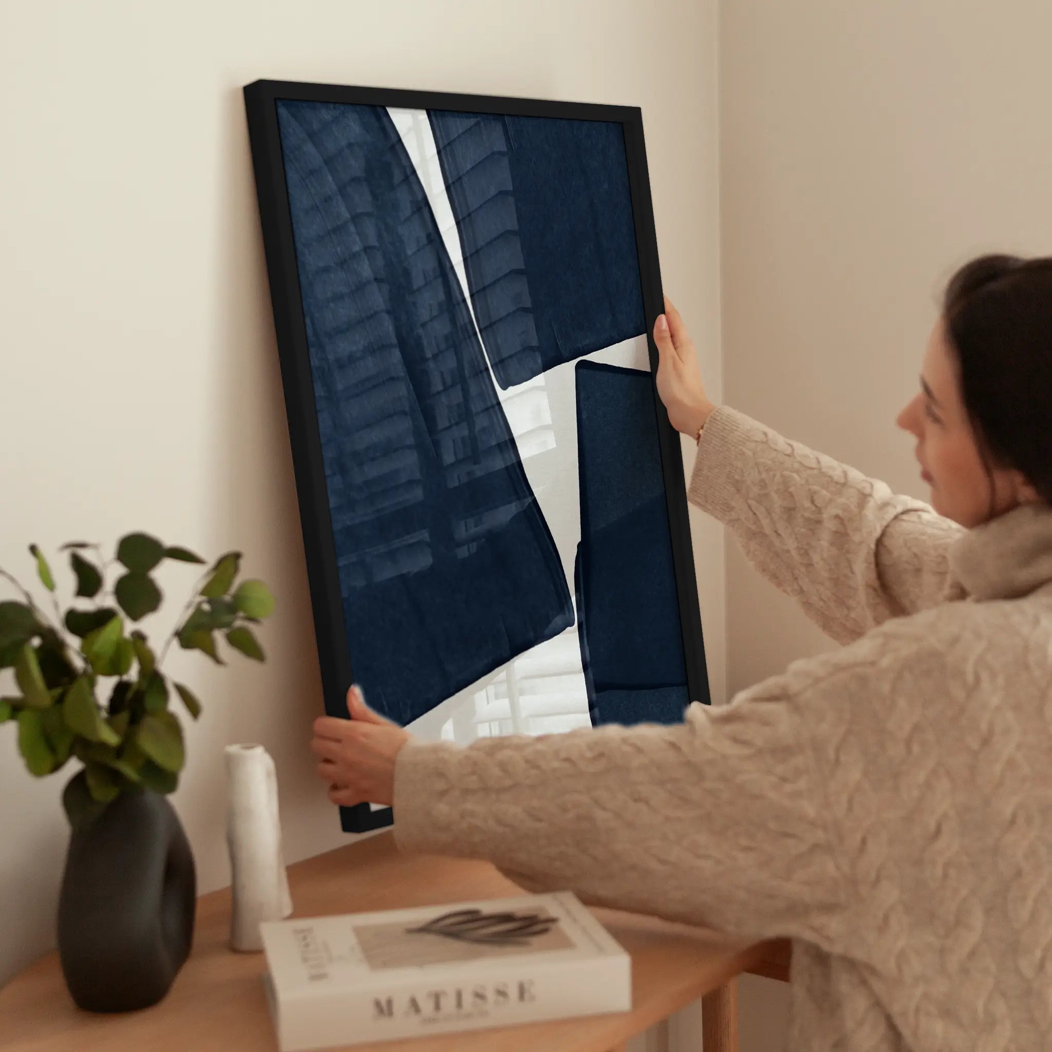 Dark Blue Strokes No3 wird aufgehängt