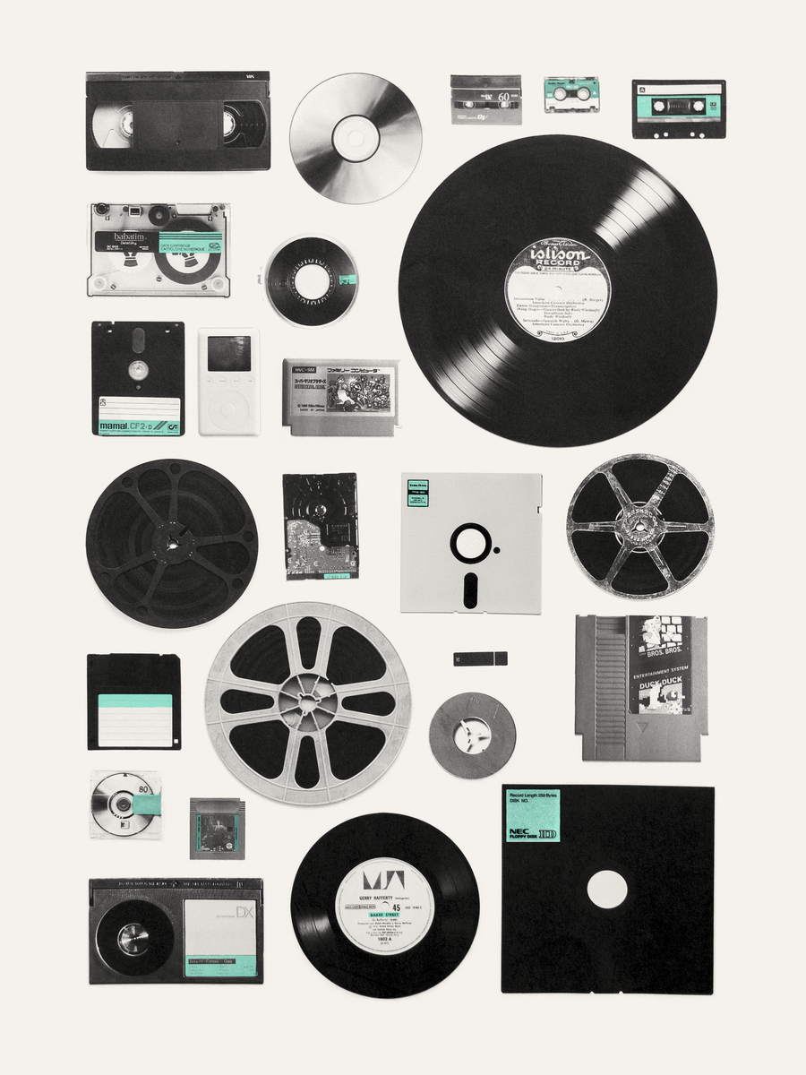 Poster mit verschiedenen Retro-Medienformaten wie Schallplatten, Kassetten und Disketten.