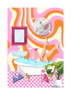 Person in Badewanne mit Discokugel, Katze und Pflanzen vor pink-orangefarbenem Hintergrund.