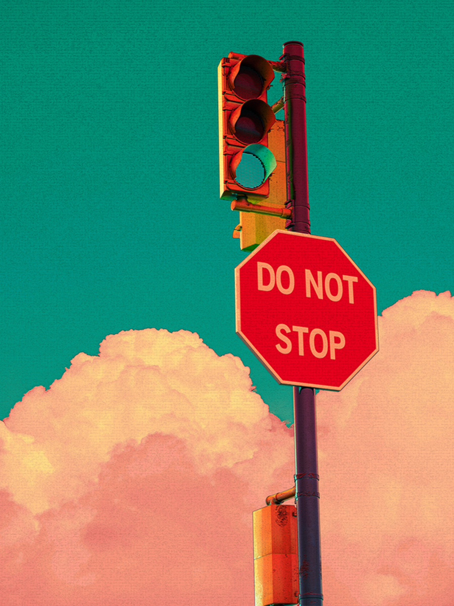 Stoppschild mit der Aufschrift "Do Not Stop" vor einem bunten Himmel.