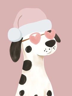 Ein Dalmatiner mit rosa Mütze und herzförmiger Sonnenbrille auf rosa Hintergrund.