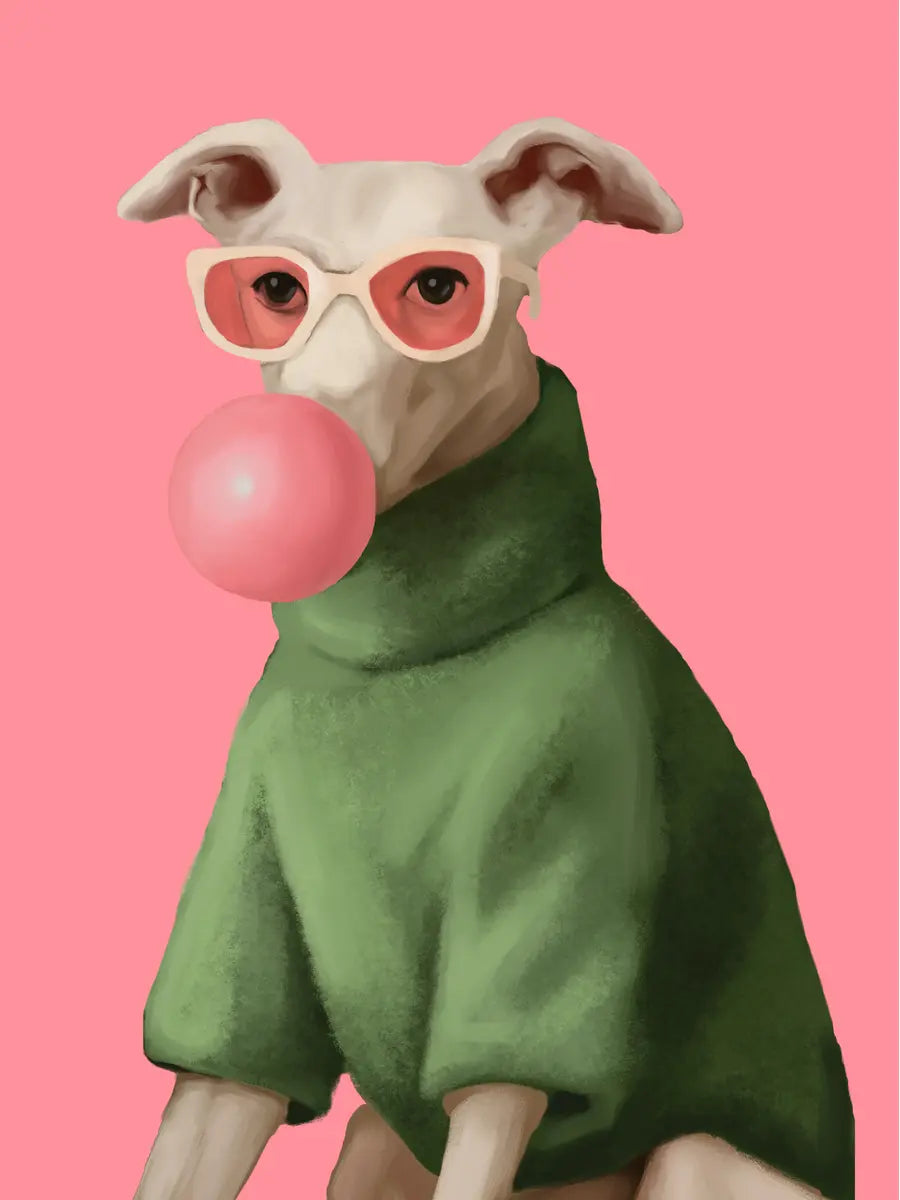 Hund in grünem Pullover mit rosa Sonnenbrille, der Kaugummi kaut, vor rosa Hintergrund.