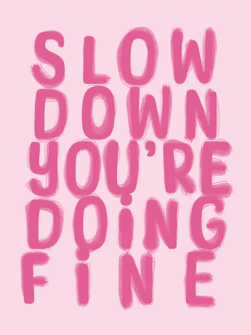Zitatposter mit dem Text "Slow down you're doing fine" in Rosa auf hellrosa Hintergrund.