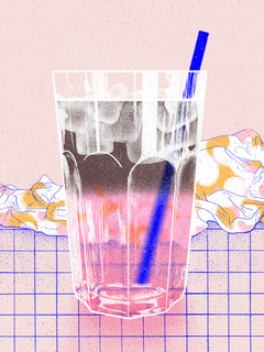 Ein Getränk mit blauem Strohhalm in einem Glas, umgeben von Eiswürfeln, vor einem rosa und blauen Hintergrund.