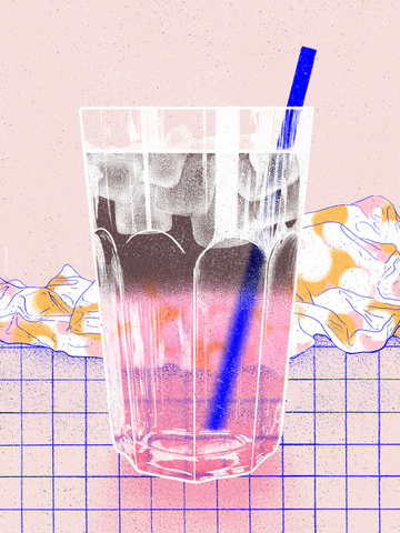 Ein Getränk mit blauem Strohhalm in einem Glas, umgeben von Eiswürfeln, vor einem rosa und blauen Hintergrund.